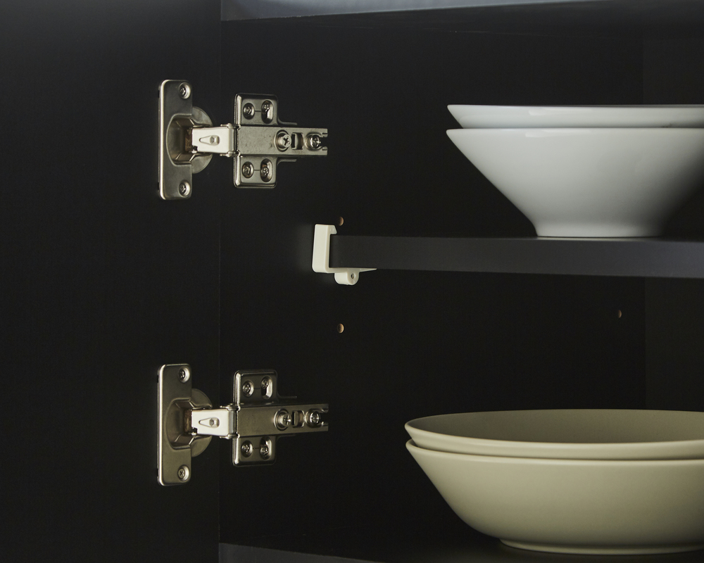 開き戸内可動棚で背の高いものも効率的に収納可能