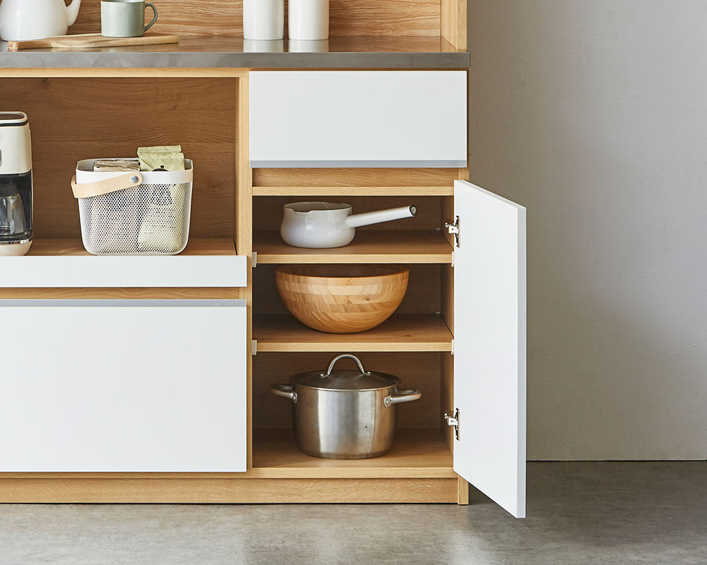 手前に引き出せるスライド棚で炊飯器なども使いやすい