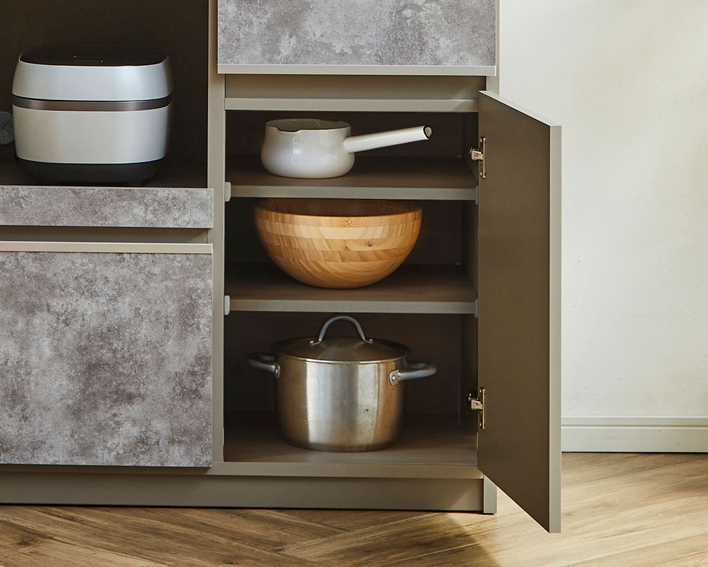 手前に引き出せるスライド棚で炊飯器なども使いやすい