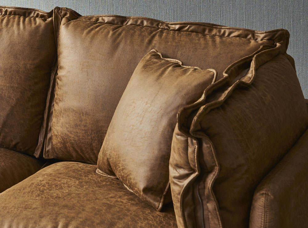 羽毛をブレンドした背もたれとアーム