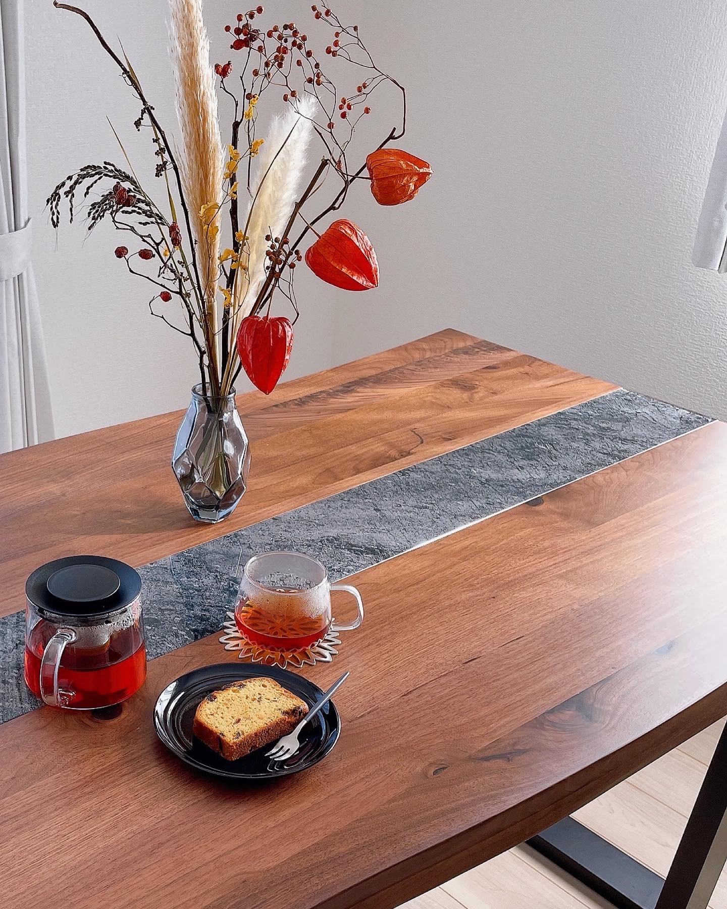 天然木のぬくもりと異素材のスパイスを融合無垢＋ガラス（組子柄）テーブルArtisan（アーチザン）