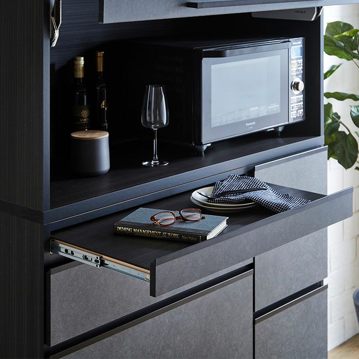 スライドカウンターと引き出し・開き扉で収納充実