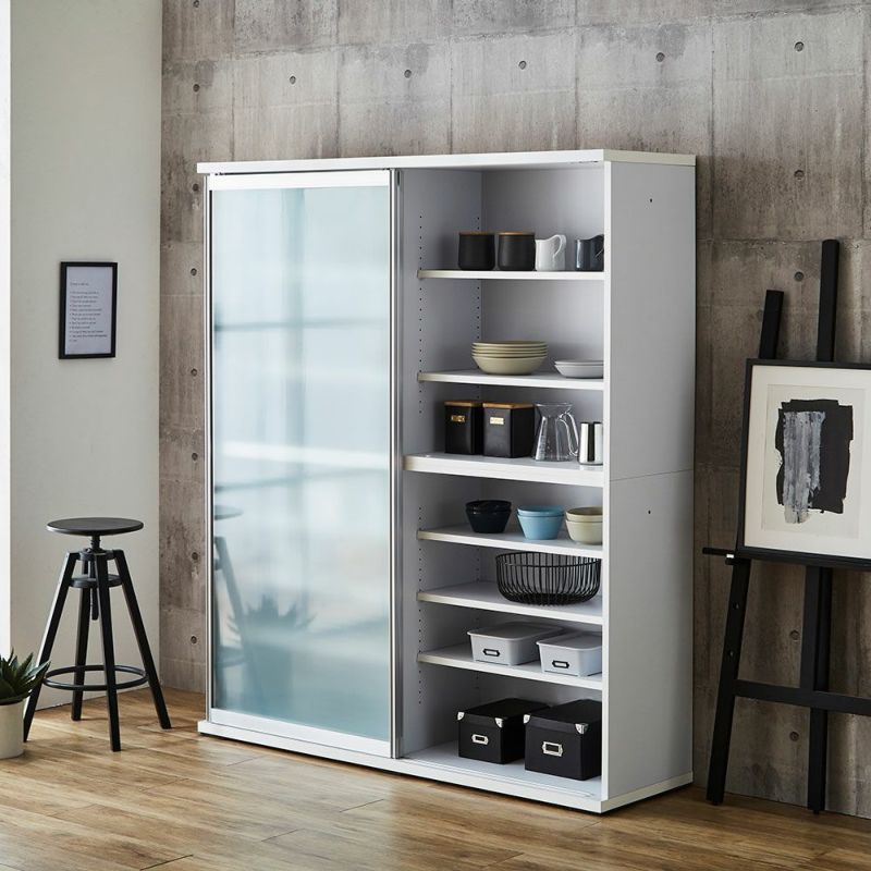 ダイニングボード（左側ガラス戸） 横スライド扉でキッチン導線もスムーズ 扉が選べる大容量食器棚