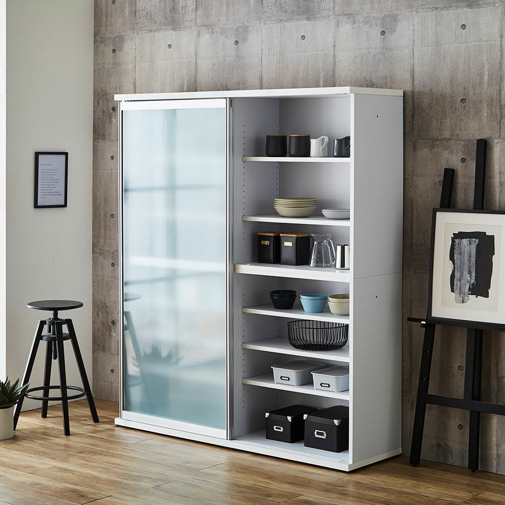 ミストガラス扉の落ち着いた収納空間