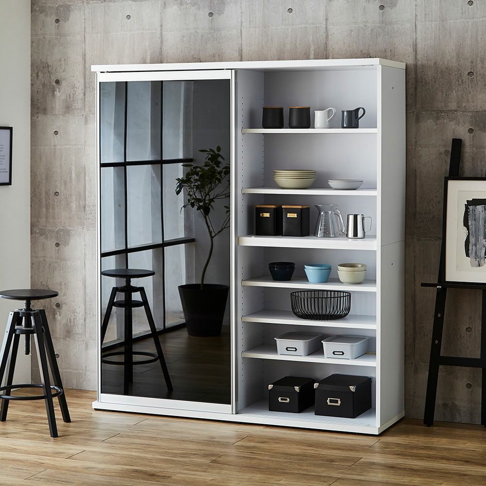 ホワイト扉で明るく統一された収納