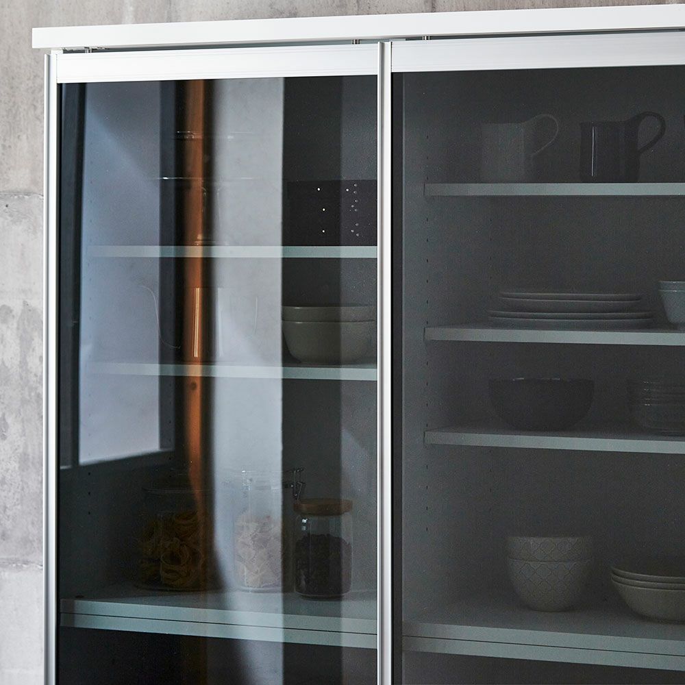 握りやすいアルミフレームで開閉しやすい食器棚