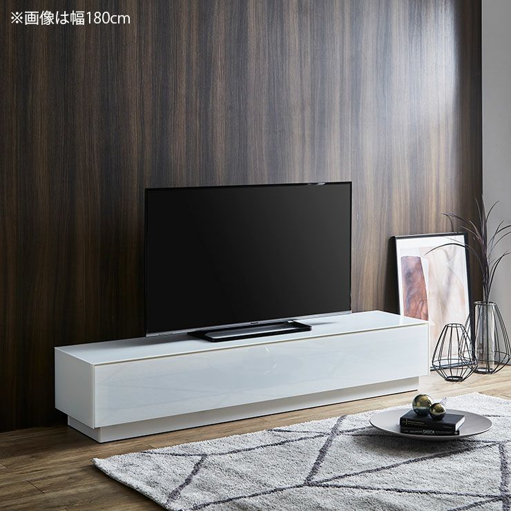 ホワイト鏡面ガラスが映えるホテルライクテレビ台