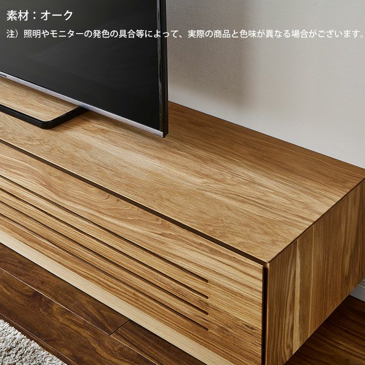 高さ調整可能なオープン収納で配線しやすい設計