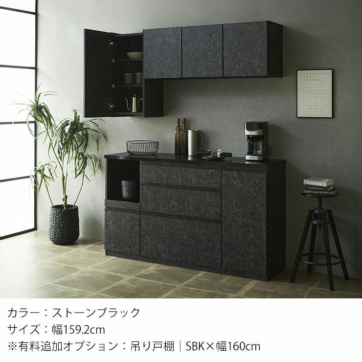 可動棚付き開き戸収納で高さのある物も整理しやすい構造
