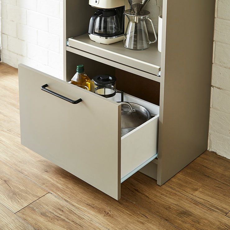 上棚開き扉と可動棚で高さのある物も効率収納