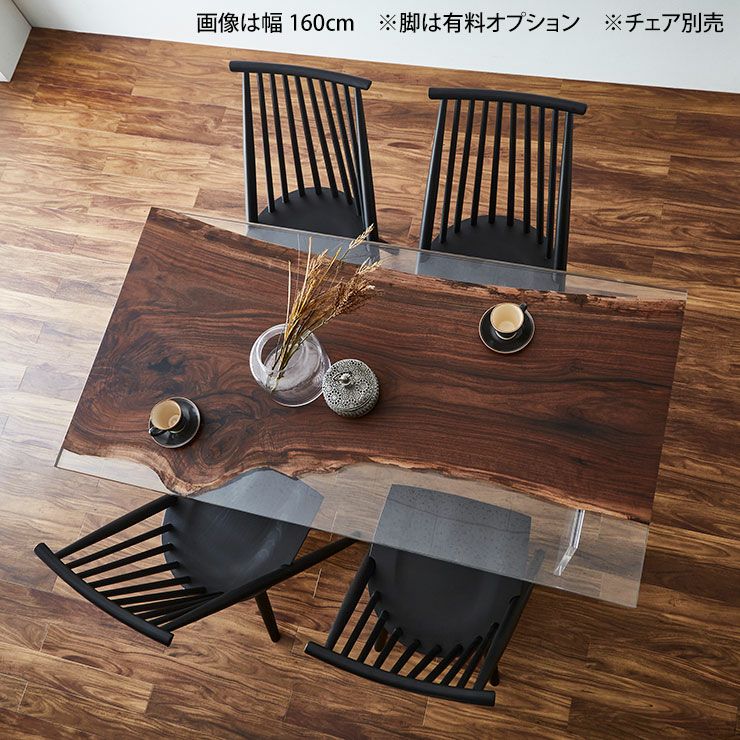 ナチュラルな質感が特徴のシンプルテーブル