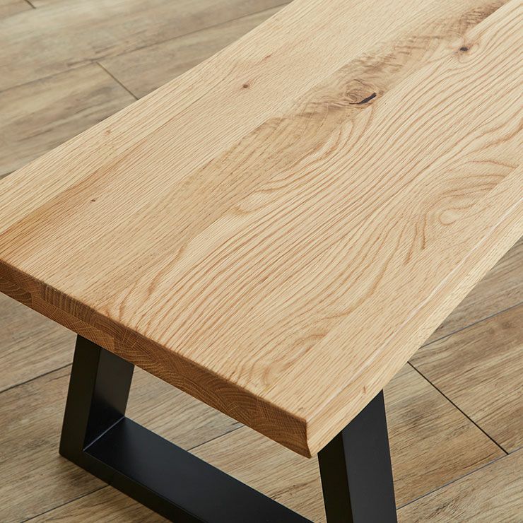 無垢材を継ぎ接ぎした一枚板風座面で他家具と調和しやすい