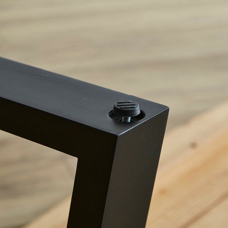 脚裏アジャスター付きでがたつきを微調整できる構造