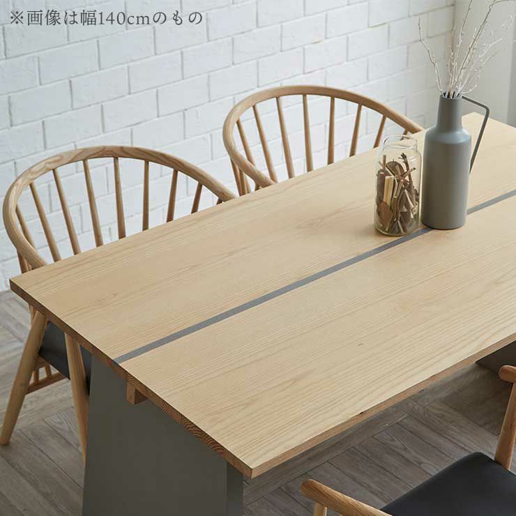 140×80cm天板で4人が座りやすいちょうど良いサイズ感