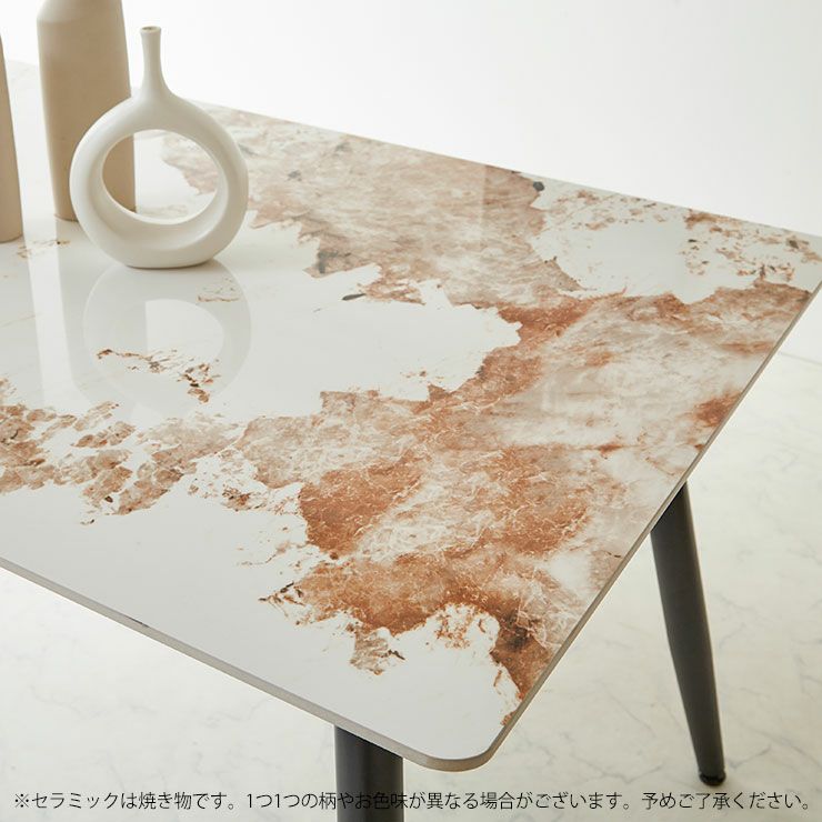 ブラックアイアン脚とアジャスターで安定感を確保