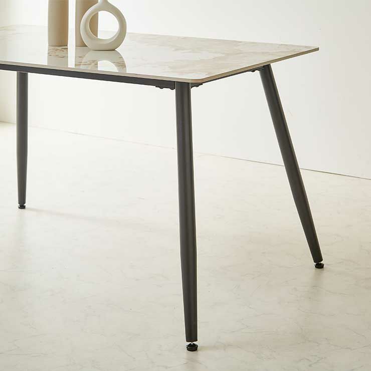 幅120cmテーブルとベージュファブリック椅子の上品な組み合わせ