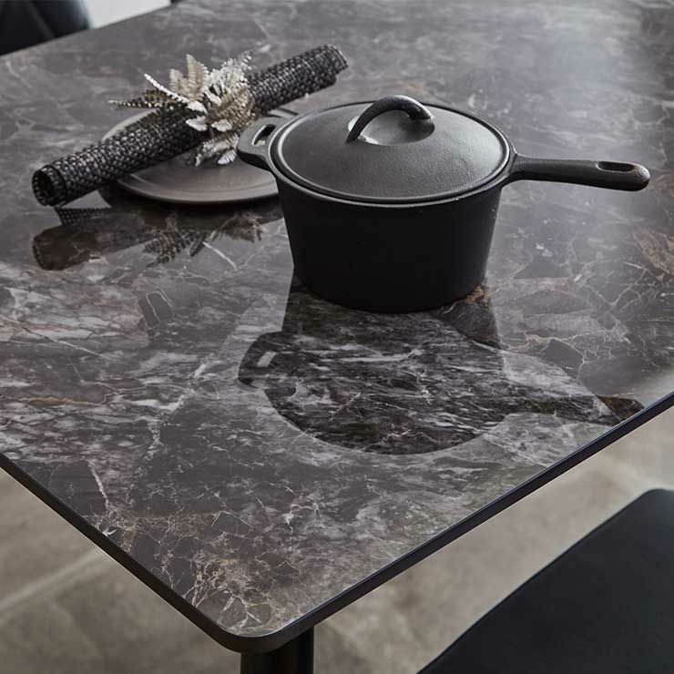 幅140cmテーブルとブラックファブリック椅子のシックな組み合わせ