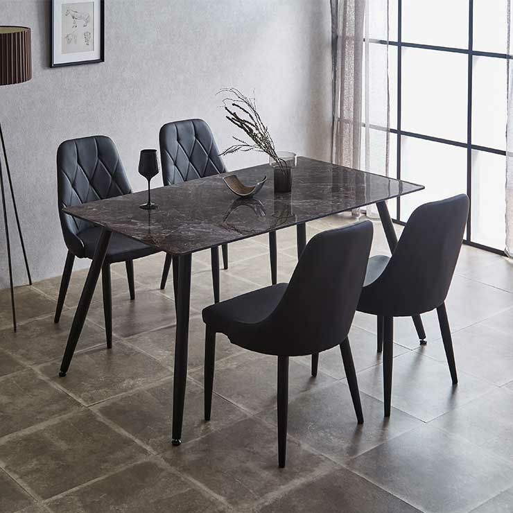 幅140cmのブラックセラミックテーブルでモダンなダイニング演出