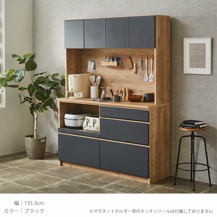 マット仕上げのグリーン食器棚 幅116.7cm