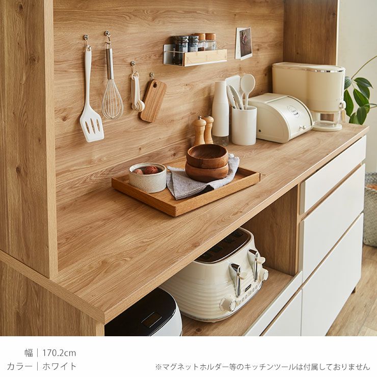 ソフトクローズ上開き扉で静かに閉まるホワイト食器棚