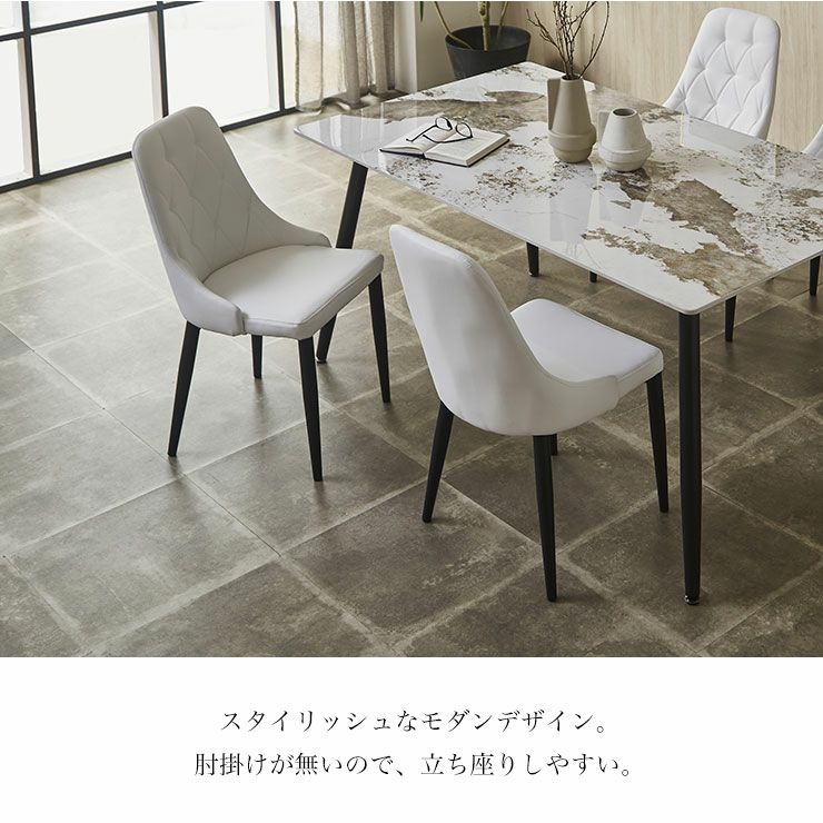 ブラックアイアン脚で引き締まるスタイリッシュデザイン