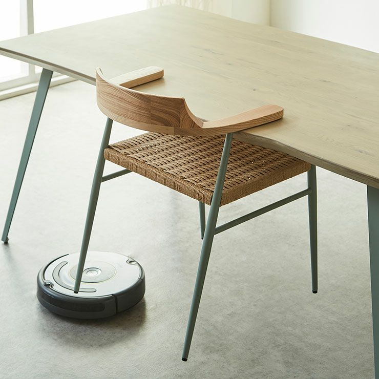 肘掛けをテーブルに掛け可能で床掃除もスムーズ