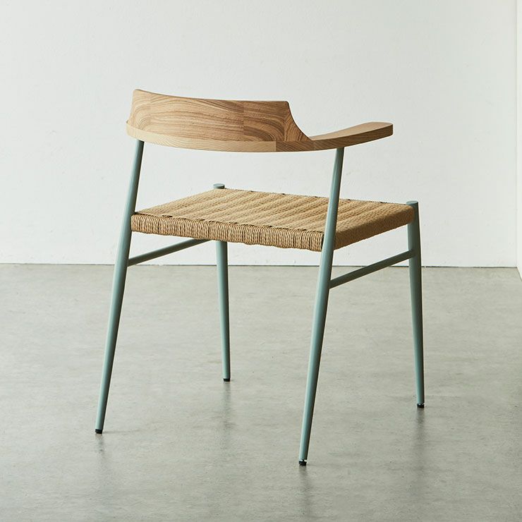 背もたれからアームまで曲線で体を支える設計