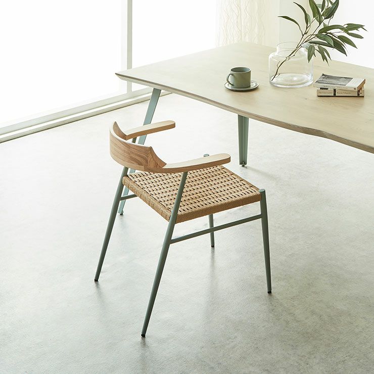 スチールフレームで軽快かつモダンな印象のデザイン